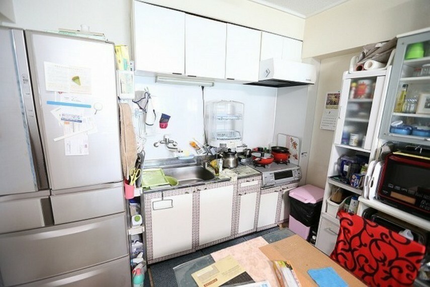 キッチン キッチンも使いやすいオーソドックスなシステムキッチン 大きな冷蔵庫や、食器棚も置くことが出来るスペースもあります。