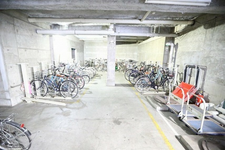 共用部分には、屋根付の自転車置き場もあります。 駐輪場は100円/月額になります。