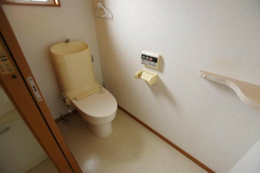 トイレ リモコンが壁付けなので操作もラクラク。