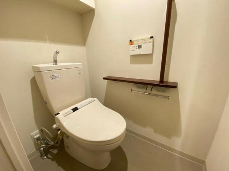 トイレ 白を基調としたウォシュレットトイレは清潔感あるプライベート空間を演出します。