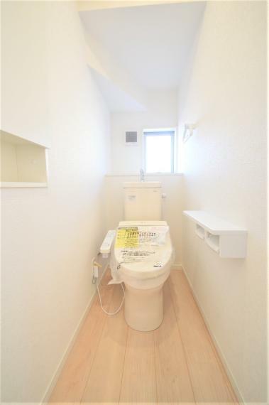 同仕様写真（内観） （同仕様写真） 快適な温水洗浄便座仕様です。トイレは1階・2階ともにございますので、朝の混雑時にも安心してお使い頂けます。