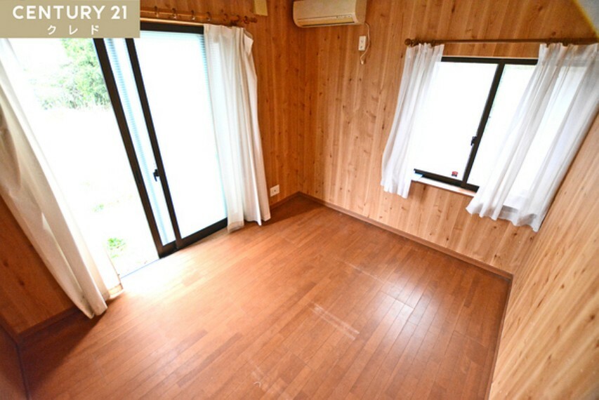 洋室 （1F　洋室約5.75帖） 採光面の大きな窓が2ヶ所にあるお部屋！床や壁に木目調の素材を使用しているので、木のぬくもりを感じられます！