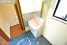 洗面化粧台 ブルーモザイクタイルの壁と星柄の床がオシャレな洗面室！ピンクの可愛らしい三面鏡付洗面化粧台完備！鏡裏に小物を収納できるスペースがあります！オシャレなだけではなく機能的だと嬉しいですね！