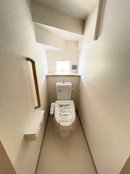 トイレ 階段下のデッドスペースを有効活用しています。温水洗浄機能付き！