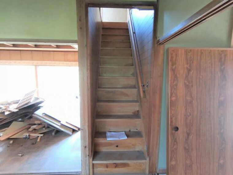 【リフォーム中】階段は、床のクリーニングとワックスがけ、手すりのぐらつき補修、壁と天井のクロス張替を行います。事故の起こりやすい階段の昇降を、より安全にできるように最大限配慮しています。