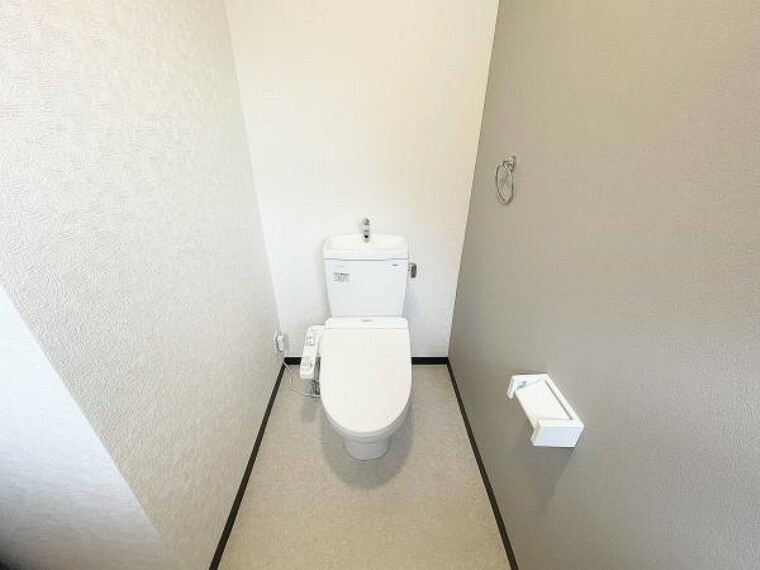 トイレ 【同仕様写真】TOTO製のトイレに新品交換します。肌が直接触れるトイレが新品なのは、嬉しいですね。