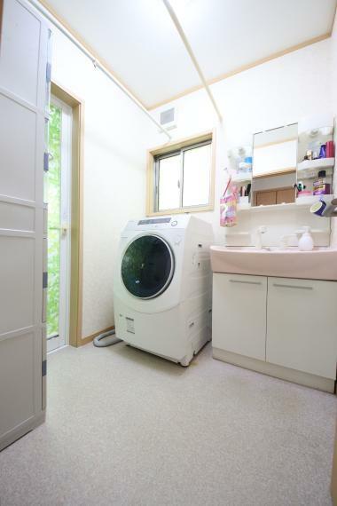洗面化粧台 洗面台横にランドリーコーナーもゆったり。ドラム式洗濯機も置ける余裕があります。