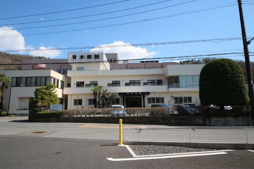 病院 医療法人恵愛会青木病院　緑いっぱいの場所に位置する病院です