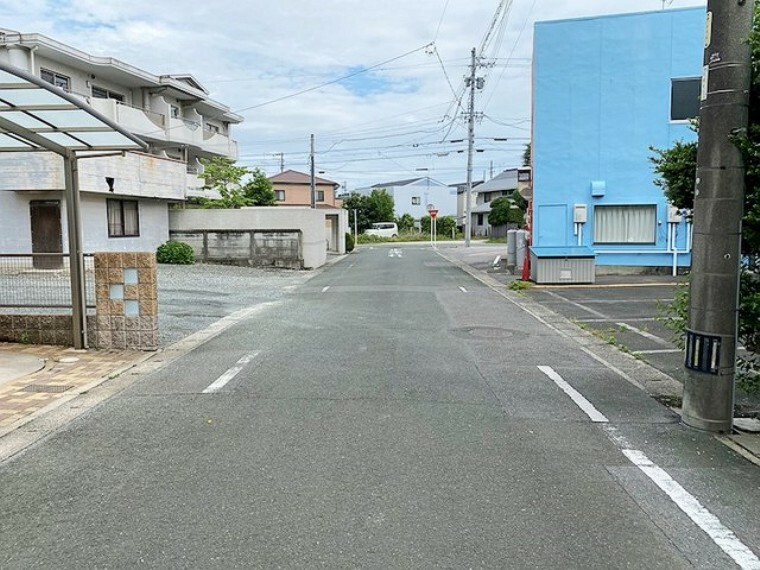 現況写真 前面道路は公道で、車のすれ違いもラクラクな広々6mの幅があります