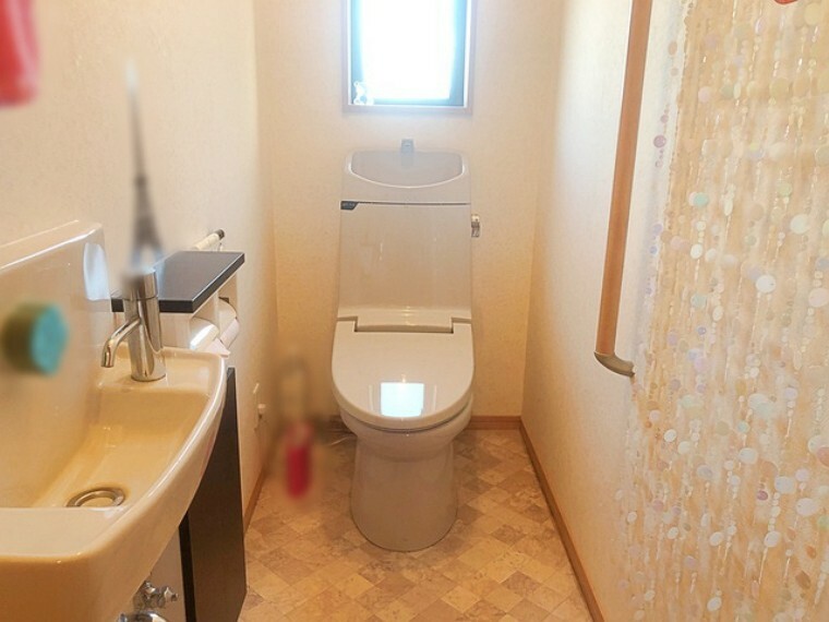 トイレ 窓があり換気もしっかりすることができる明るいトイレ