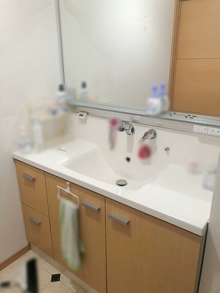 洗面化粧台 朝の支度にとっても便利なハンドシャワー付き水栓の洗面台