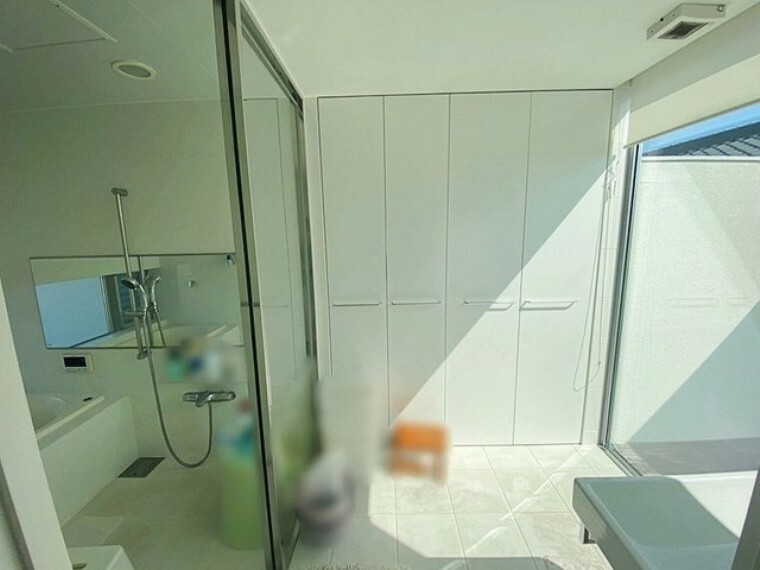 浴室 浴室と脱衣所をつなぐ部分をガラス張りにすることで採光性が高まり、浴室に多くの光を届けることができます