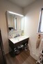 洗面化粧台 大きな三面鏡とリネン類等の収納スペースも豊富な洗面化粧台。