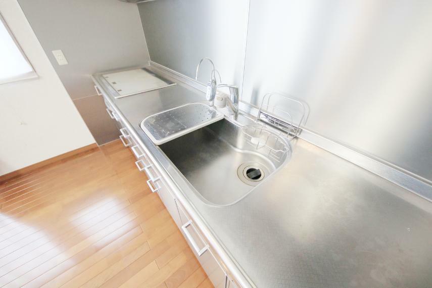 広いキッチンシンクは隅々まで掃除しやすく清潔に保てます！浄水器付きです!!