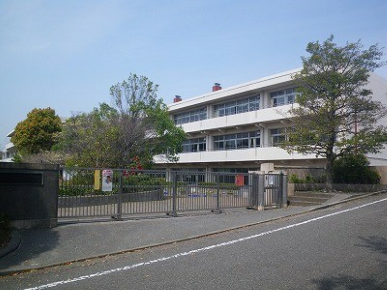 小学校 横浜市立新石川小学校（●児童数650名をこえる、活気のある小学校です。児童・教師・保護者が一体となり、より良い小学校を目指します●）