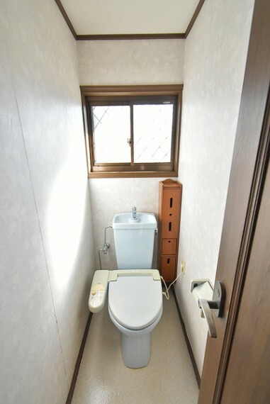 トイレ 小窓があり明るいトイレです