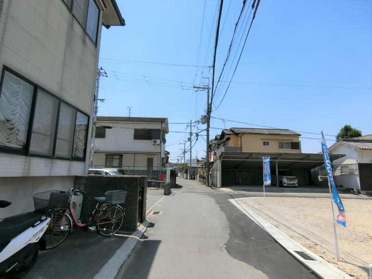 現況写真 ～リベロスクウェア吉田III～ 前面道路写真 イオンタウン東大阪まで徒歩9分（657m）です！ 店内にはいろいろな専門店が入っており、お買い物もらくらくです！
