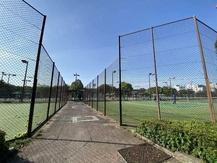 周辺の街並み 淵野辺公園:テニスコート