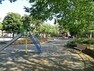 公園 榎戸公園 大きな広場にブランコ、滑り台、お砂場がある住宅街の中の公園。