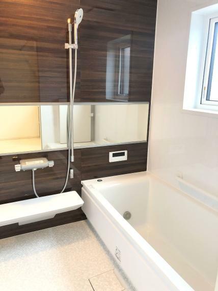 浴室 浴室は、人気のほっカラリ床を採用。 断熱材が入って暖かく、冬場もひんやりしません！更に、水はけも良い為、掃除の手間が省けます。