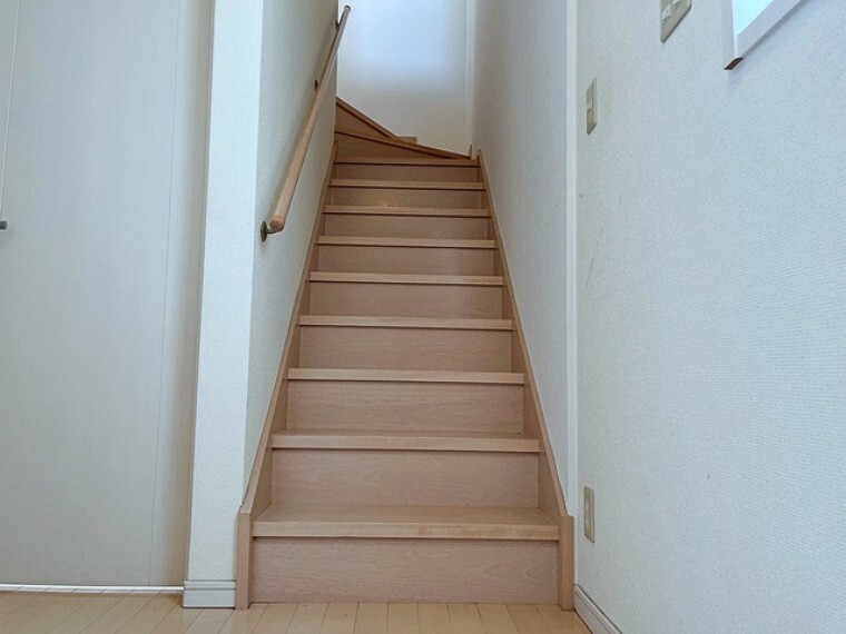 階段には手摺付きで安全をサポート