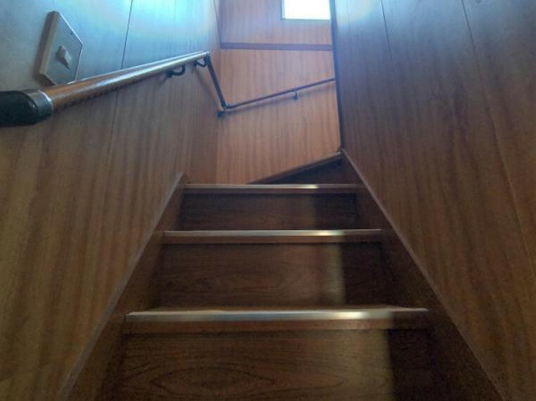 【リフォーム中】 2階に続く階段です。 お子様やご高齢の方に配慮して、新品の手すりを設置します。 事故の起こりやすい階段の昇降を、より安全にできるように最大限配慮しています。
