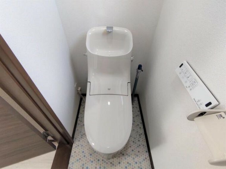 浴室 【リフォーム済】浴室は1坪タイプのリクシル製ユニットバスに新品交換しました。浴槽は半身浴ができるベンチ付の節水型浴槽です。寝そべるような状態でリラックス入浴できます。追い焚き機能も付いています。