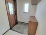 玄関 【リフォーム済】EIDAI製の下駄箱に新品交換しました。扉デザインは落ち着いた印象の「横木目フラットデザイン」。玄関の床のタイルは新しく張りました。