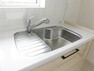 【同仕様写真】新品交換済のキッチンのシンクはサビにくく熱に強いステンレス製です。水はねの音を抑える静音設計で、従来よりもさらに水音が静かになっています。