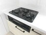 【同仕様写真】新品交換済のキッチンは3口コンロで同時調理が可能。大きなお鍋を置いても困らない広さです。お手入れ簡単なコンロなのでうっかり吹きこぼしてもお掃除ラクラクです。