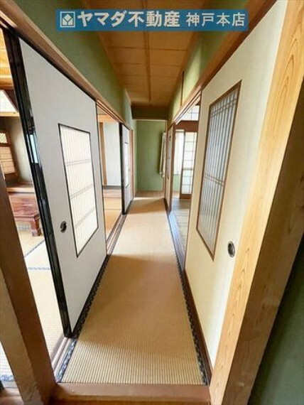 和室と和室の間は畳敷きの廊下となっております。