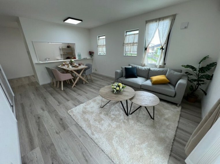 居間・リビング シンプルなデザインで家具が合わせやすいですね