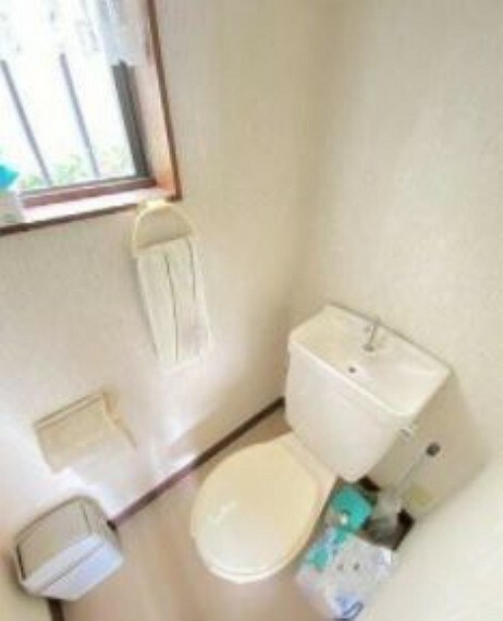 白を基調とした清潔感のあるトイレ