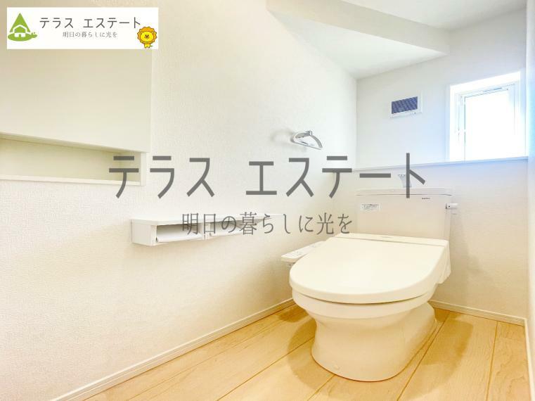 トイレ 1F2Fにトイレがあります。小窓付きで明るく換気もしやすいです。