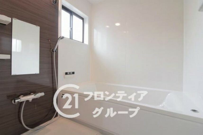 浴室 白を基調とした清潔感のある浴室
