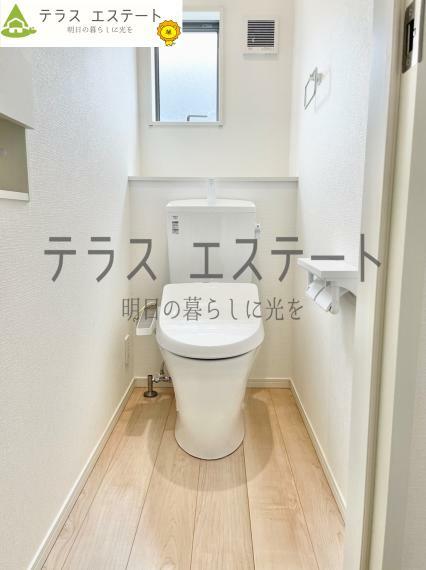 トイレ 蓋が自動開閉式なので清潔です。TOTO製のウォシュレット付きトイレです。1階と2階にトイレつき！※写真は同一タイプもしくは同一仕様となります