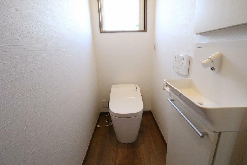 トイレ 1・2階ともに温水洗浄機能付きのタンクレストイレです！