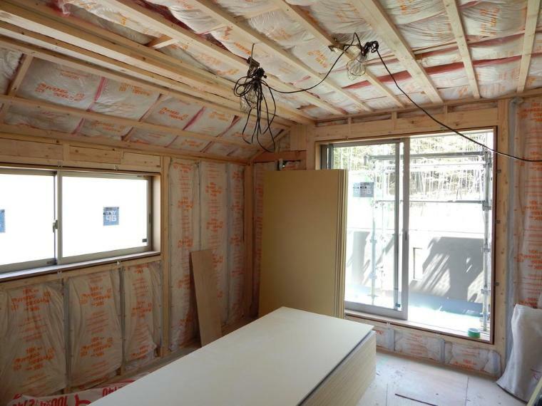 構造・工法・仕様 耐久性の高い断熱材を屋根裏、壁、床下から大引きや根太間までしっかりと施工しています。