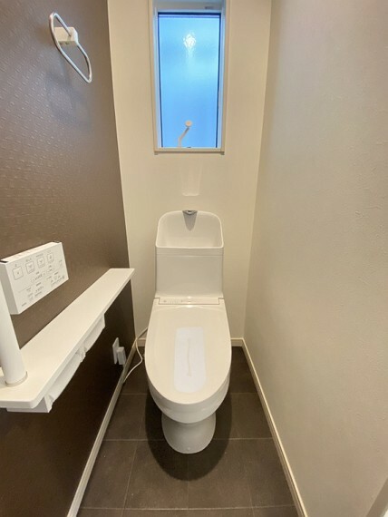 同仕様写真（内観） 超節水＋節電機能!!フチがない便器なのでお手入れ手間なし、ノズルシャッターがついて清潔に保てます。1階と2階にトイレは完備！【同社施工イメージ】