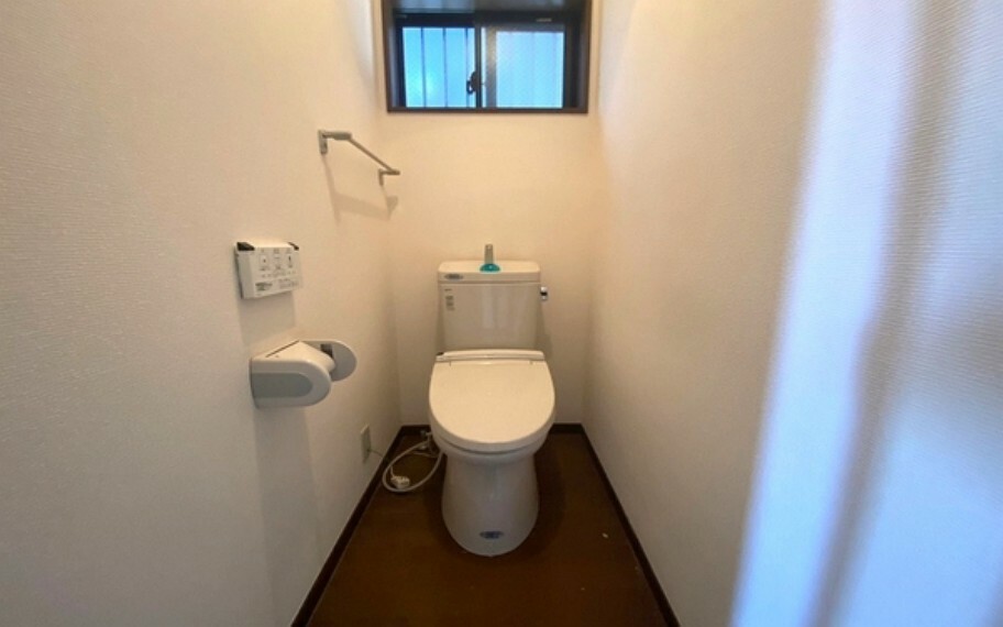 トイレ トイレは明るい空間でゆとりがあります。
