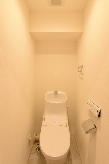 トイレ 快適な暖房便座・温水洗浄機能付きです。