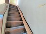 （6月19日撮影:リフォーム中写真）1階から2階に続く階段部分を撮影。階段には手摺を設置するので小さなお子様やお年寄りでも安心ですね。