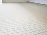 浴室 【同仕様写真】新品交換するユニットバスの床は規則正しいパターンの加工がされていて滑りにくくなっています。また、水はけがよく乾きやすいので、翌朝にはカラッと乾きます。