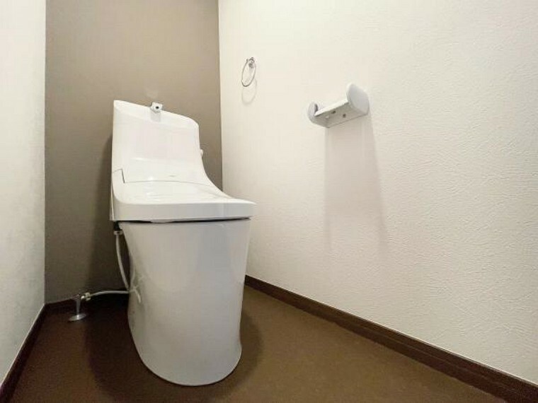 トイレ 【同仕様写真】1階のトイレはリクシル製の温水洗浄便座トイレに新品交換します。直接お肌に触れる部分なので、新品だと嬉しいですね。