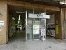 西神山手線「名谷駅」駅の周辺には百貨店や商業施設、銀行があり便利。バスターミナルがあり、垂水方面は山陽バス、北須磨ニュータウン内は神戸市営バス、伊川谷方面は神姫バスが運行しています