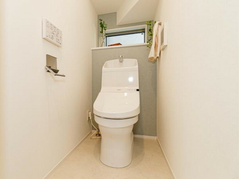 外観・現況 【当社施工例】ホワイトを基調にした、すがすがしいまでにシンプルなトイレです。
