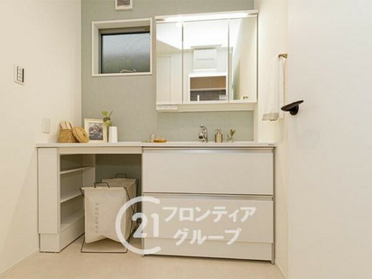 外観・現況 【当社施工例】広々なスペースがある洗面台は忙しい朝の身支度に便利