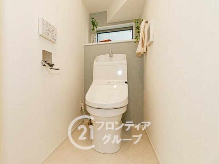 外観・現況 【当社施工例】ホワイトを基調にした、すがすがしいまでにシンプルなトイレです