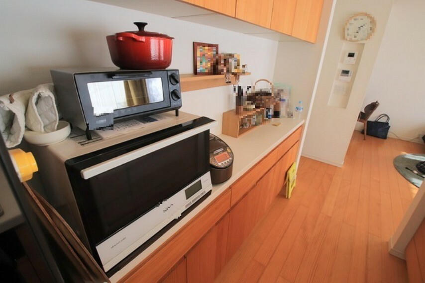 キッチン 食器棚つき。調理家電や食品のストックなどすっきりまとめられ、キッチンまわりを広々使えます。