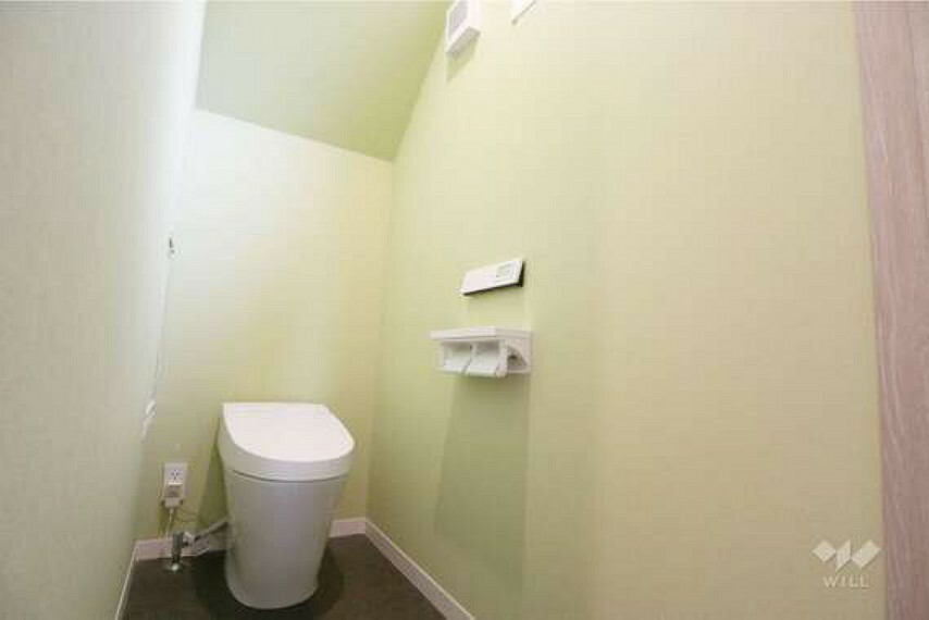 トイレ トイレ、広々スペース、目に優しい緑色のクロスの効果で落ち着いた空間を演出しています。